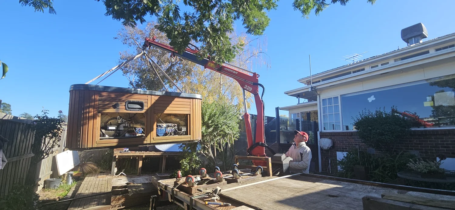 Spa delivery crane truck